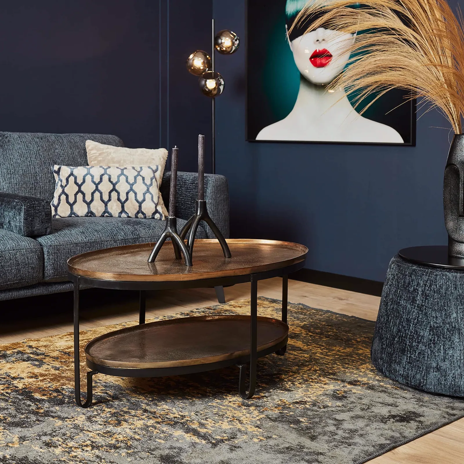 Couchtisch Kate, 100 cm, oval, in einem stimmungsvollen Wohnzimmer mit Sofa und Teppich - Starfurn