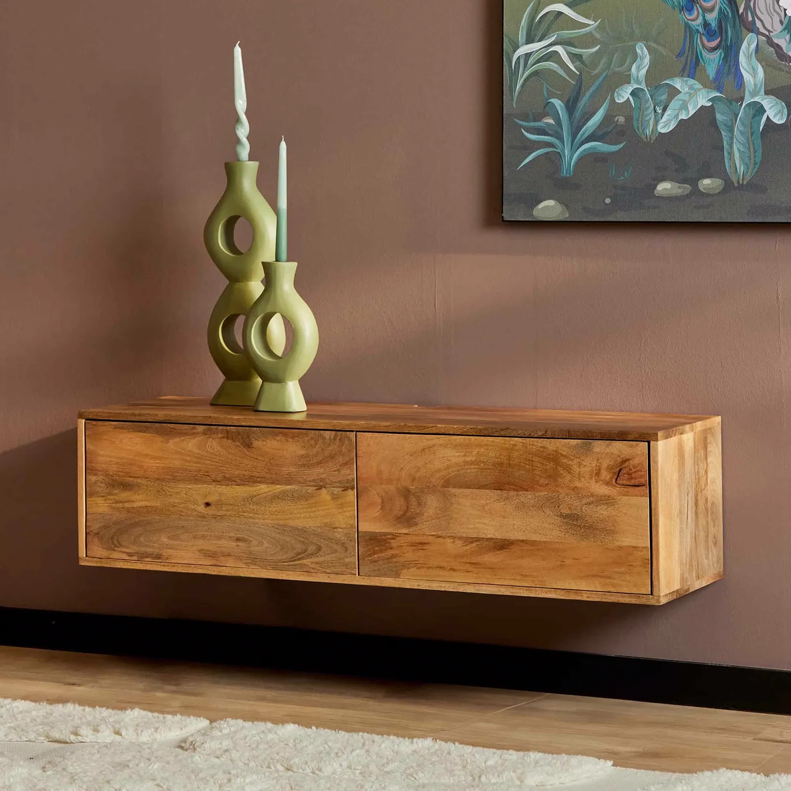 Zwevend tv meubel Vision Natural in een woonkamer setting, met decoratieve vazen en kaarsen erop - Starfurn