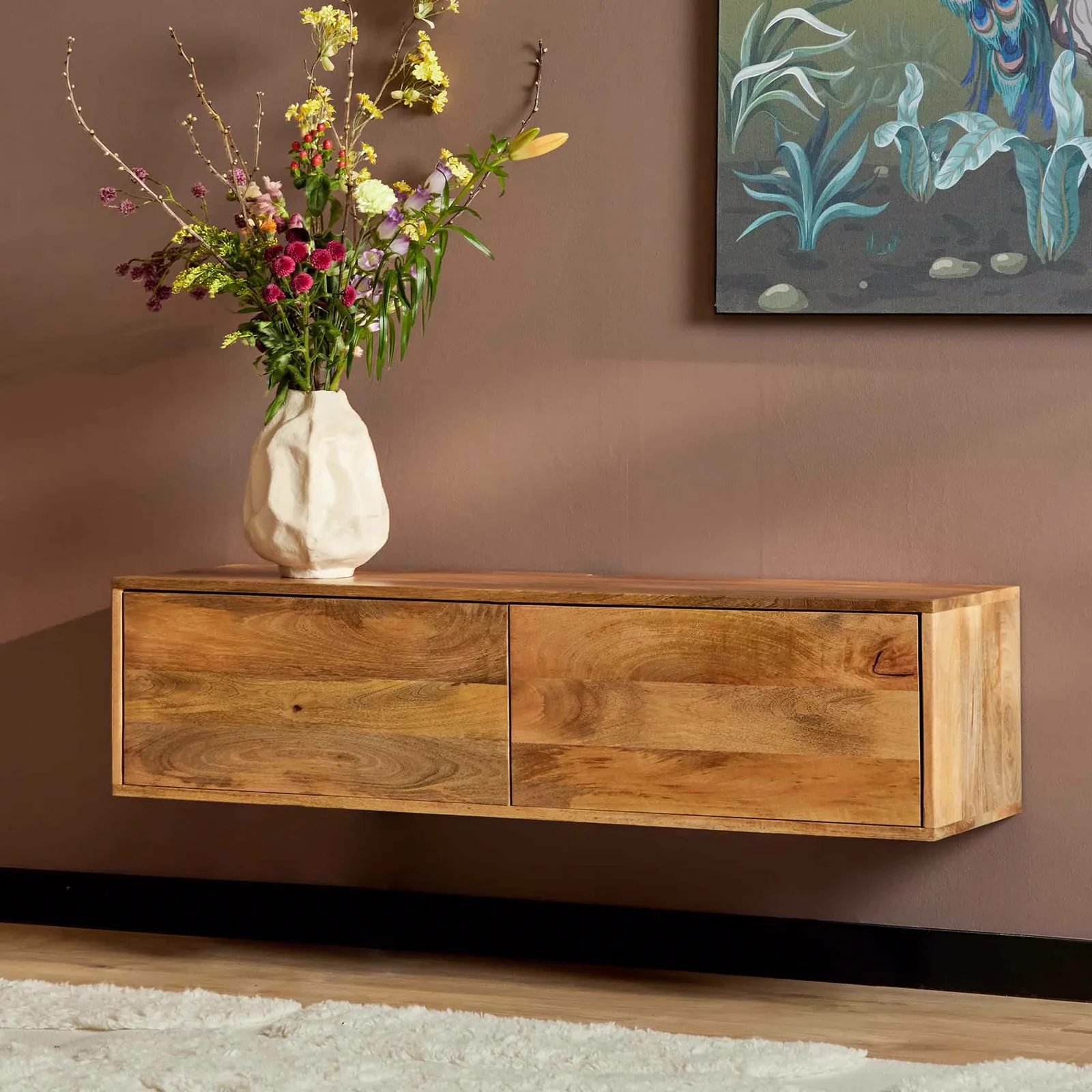 Zwevend tv meubel Vision Natural in een woonkamer met een vaas bloemen en een schilderij aan de muur - Starfurn