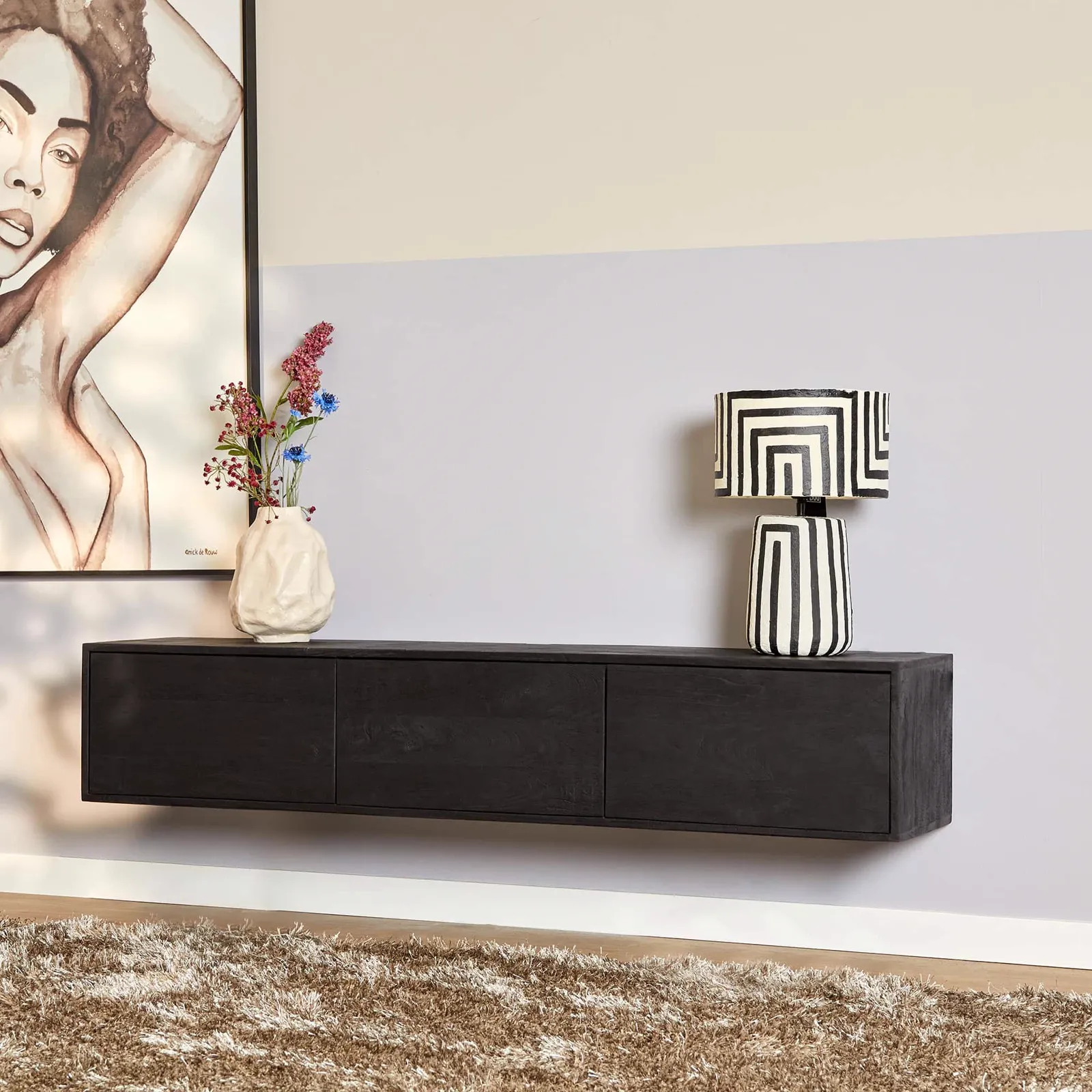 Zwevend tv meubel Vision Black van 160 cm breed in een moderne woonkamer setting met een abstract schilderij en decoratie - Starfurn