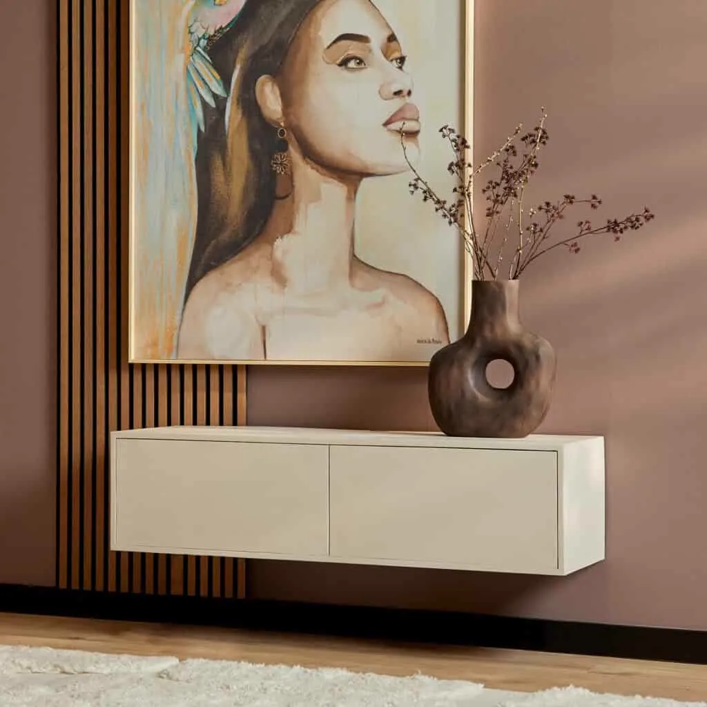 Zwevend tv meubel Vision Sand in een moderne woonkamer met kunstwerk en vaas - Starfurn