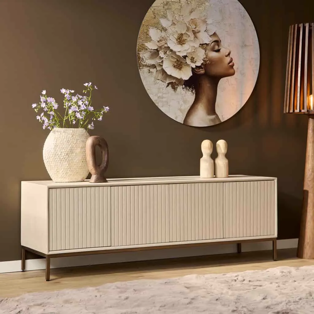 Tv-Lowboard Madison Sand in einem Wohnzimmer-Ambiente mit Blumenvase und Dekoration - Starfurn