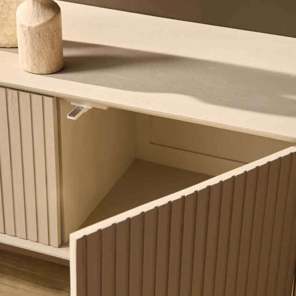 Tv-Lowboard Madison Sand mit geöffneter Tür in einer Studio-Umgebung, Detail der Innenseite - Starfurn