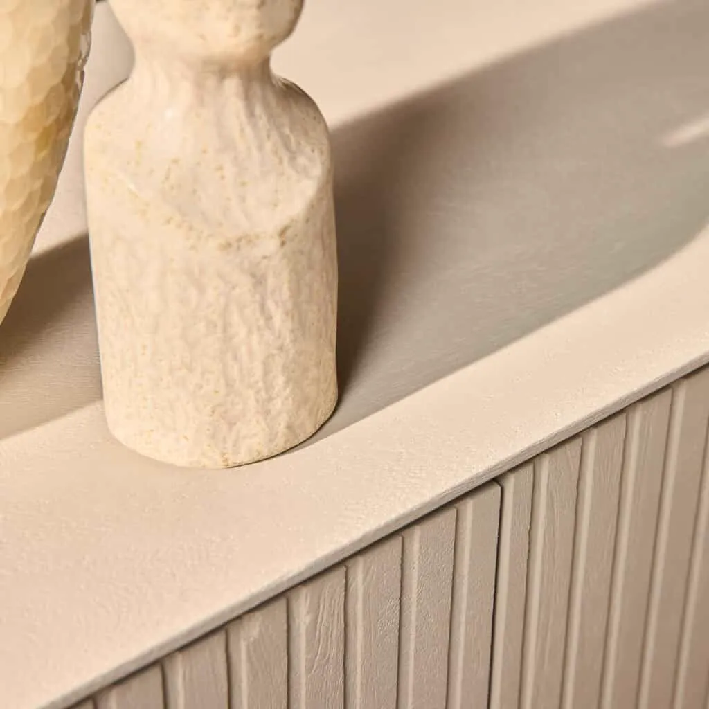 Detailaufnahme der Seite des Tv-Lowboard Madison Sand, mit einer Vase darauf - Starfurn