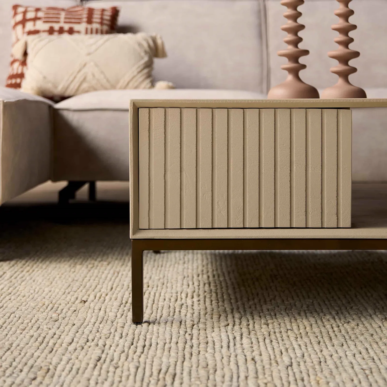 Couchtisch Madison Sand, 80 cm, quadratisch, in einer Wohnzimmerumgebung mit einem beigen Teppich - Starfurn