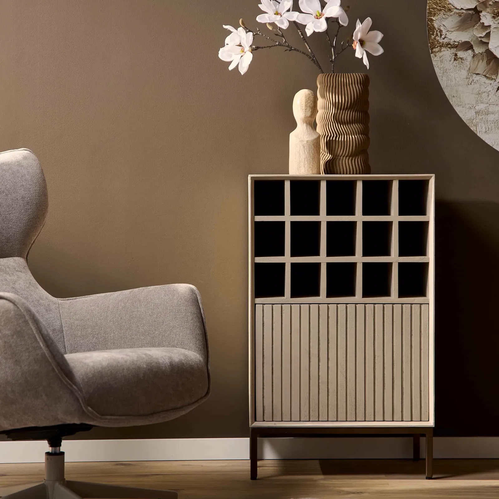Weinschrank Madison Sand, 55 cm, in einem modernen Interieur mit einem Sessel und Dekoration - Starfurn