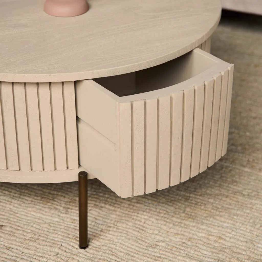 Detailaufnahme des Couchtisch Madison Sand, mit einer offenen Schublade und dem Bein auf einem Teppich - Starfurn