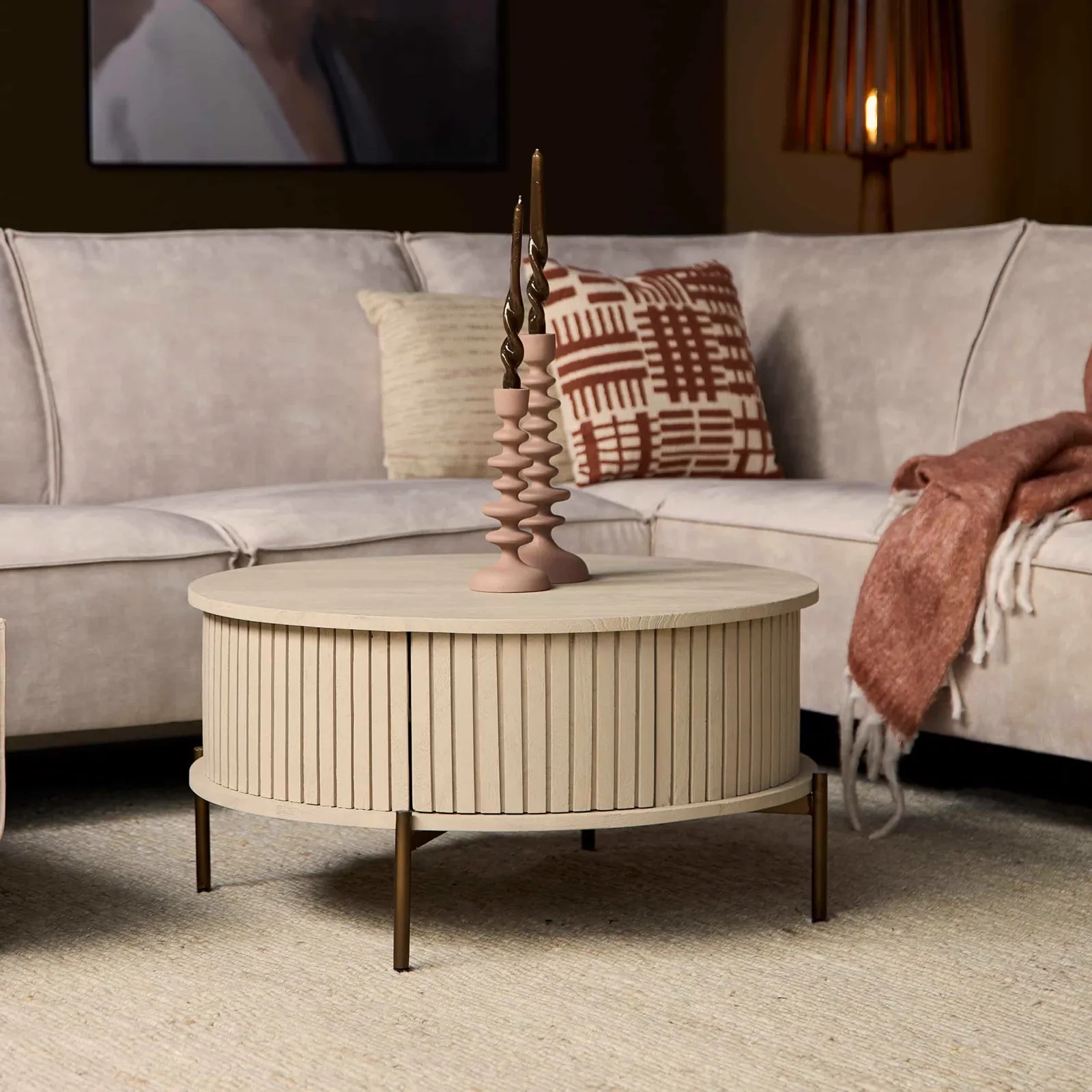 Couchtisch Madison Sand in einem gemütlichen Wohnzimmer mit Sofa, Kissen und Teppich - Starfurn