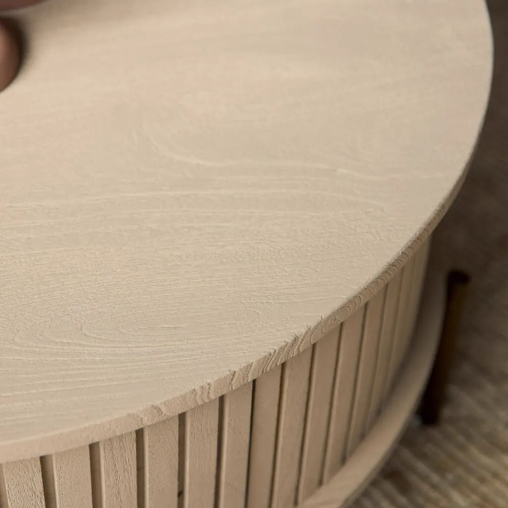 Detailansicht des Couchtisch Madison Sand, Aufsicht mit der runden Kante und vertikalen Latten - Starfurn