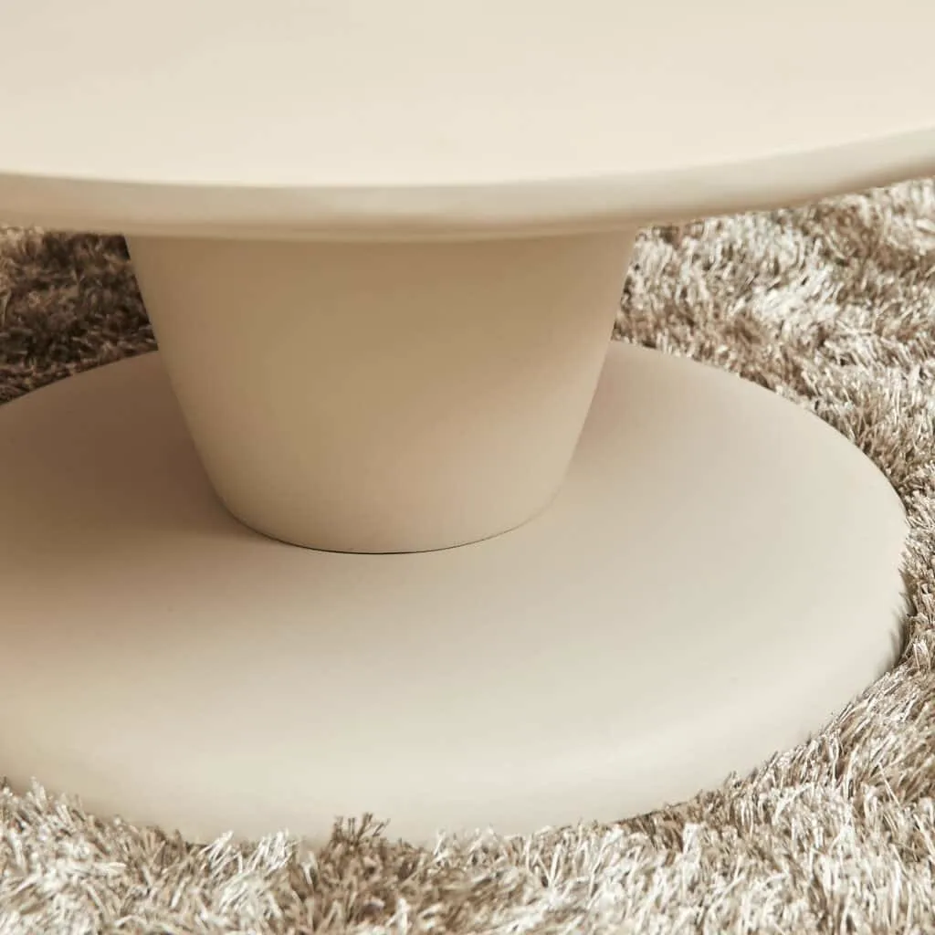 Detailaufnahme des Couchtisch Mabel, mit dem runden Fuß und Bein auf einem Hochflorteppich - Starfurn
