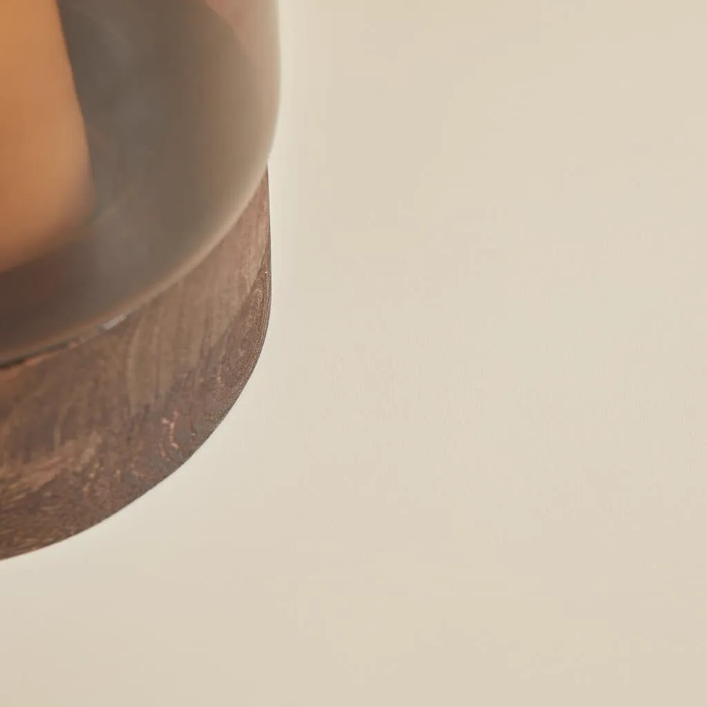 Detail des Couchtischs Mabel, mit einer Nahaufnahme der Holzkante und einem Teil der Tischplatte - Starfurn
