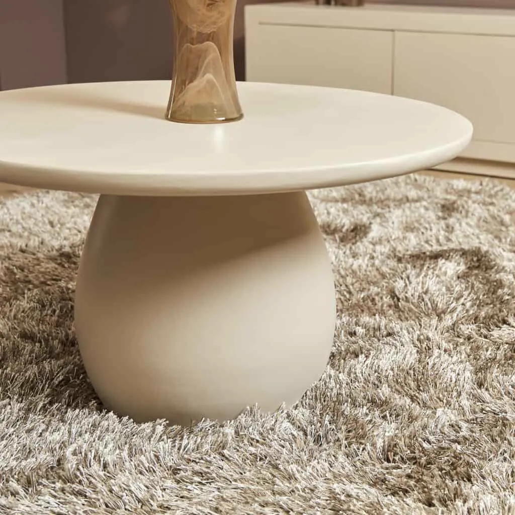 Couchtisch Mosi in einer stimmungsvollen Wohnzimmerumgebung mit einer Vase darauf und einem Hochflorteppich - Starfurn