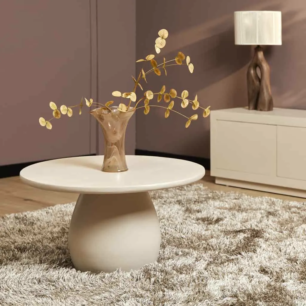 Couchtisch Mosi 70 cm in einem stimmungsvollen Wohnzimmer mit einer Vase und goldenen Zweigen - Starfurn