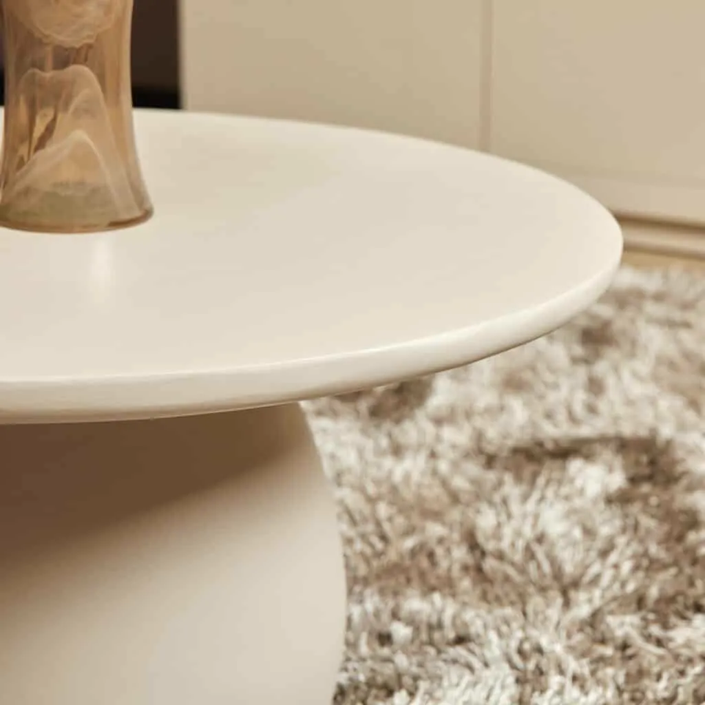 Nahaufnahme des Couchtisch Mosi, mit einer Vase darauf, auf einem flauschigen Teppich stehend - Starfurn