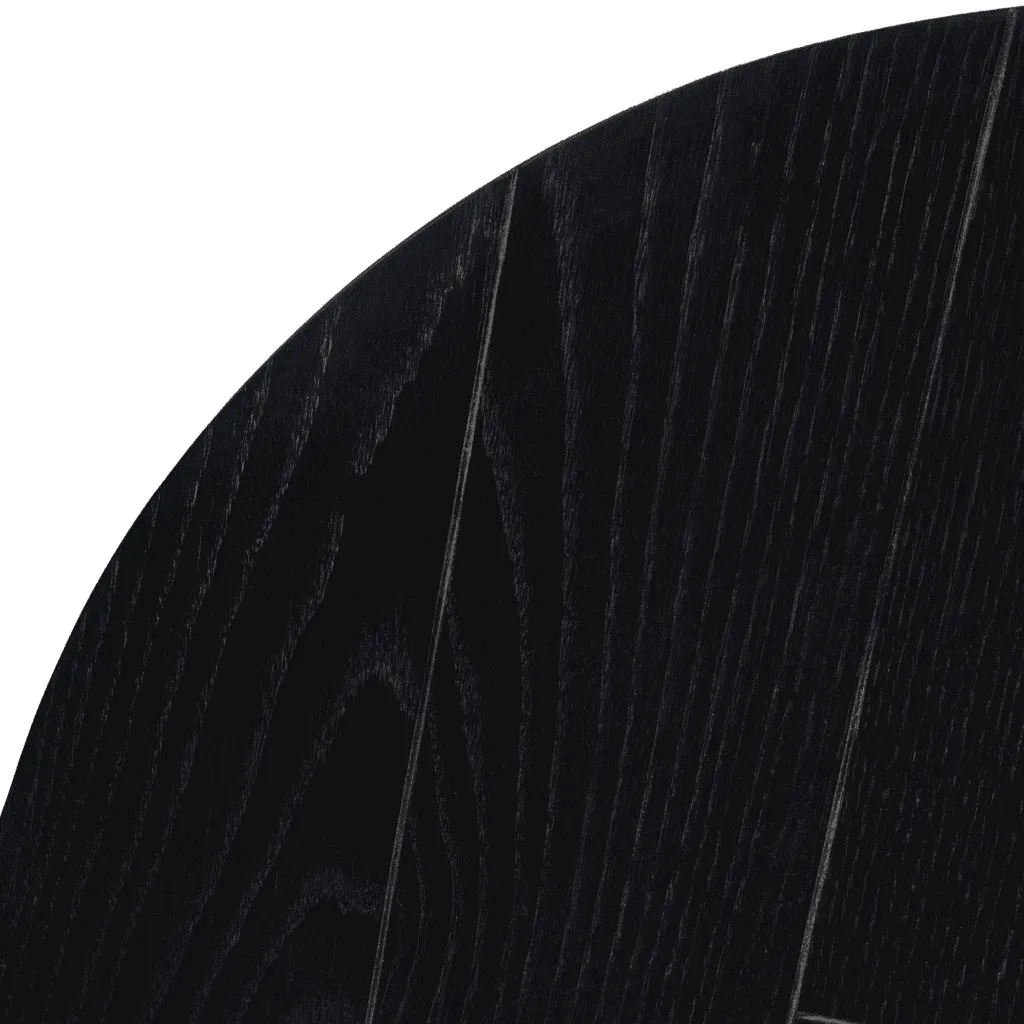 Detailaufnahme der schwarzen Eichenholzplatte des Couchtischs Otik Black Oak, mit sichtbarer Holzmaserung - Starfurn