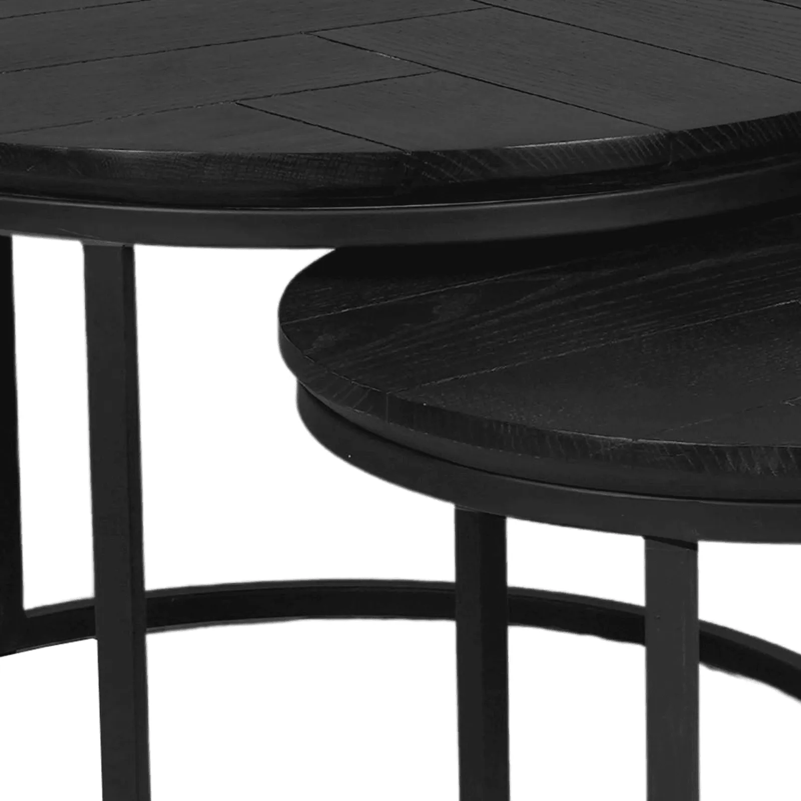 Detailaufnahme der zwei runden schwarzen Couchtische des Couchtisch Otik Black Oak Sets, mit dem größeren Tisch oben und dem kleineren darunter - Starfurn