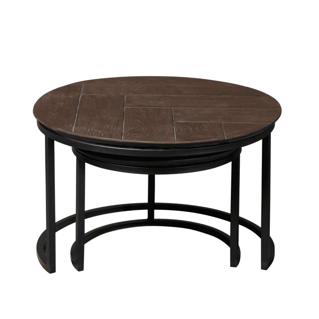 Couchtisch Otik Brown Oak, ein Set aus zwei runden Tischen mit dunkelbrauner Holzplatte und schwarzem Metallgestell, auf weißem Hintergrund - Starfurn