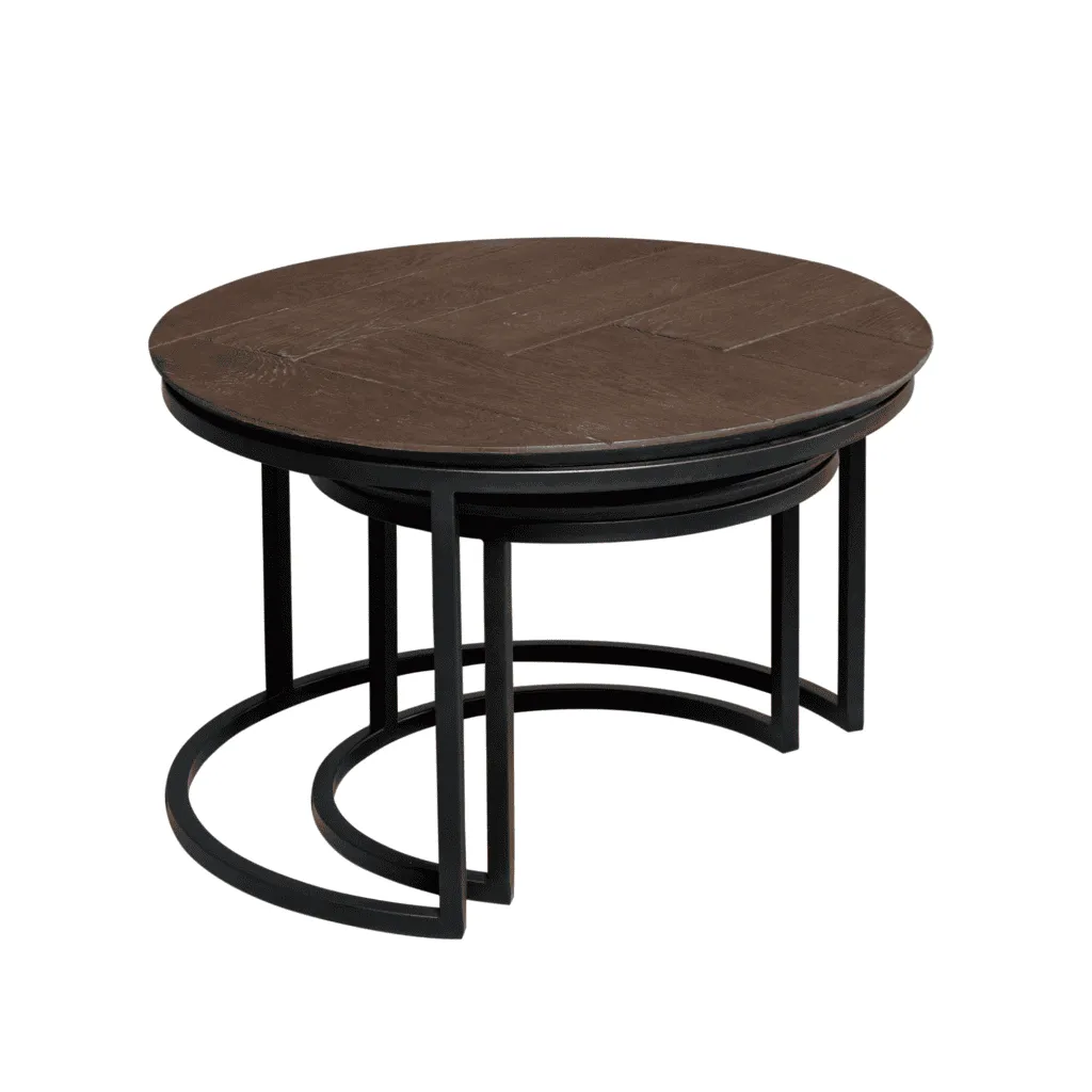 Set aus 2 runden Couchtischen Otik Brown Oak mit dunkelbrauner Platte und schwarzem Metallgestell auf weißem Hintergrund - Starfurn