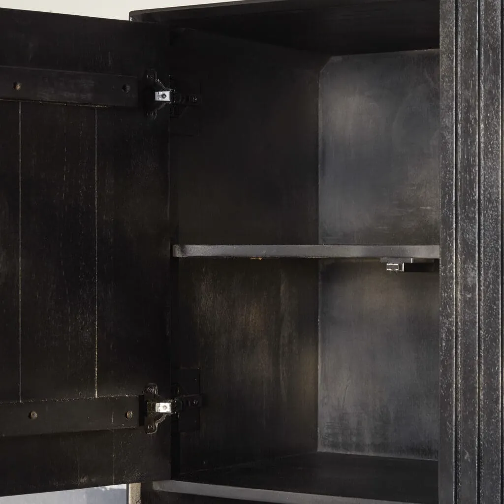 Innenansicht des Regalschranks Madison XL Black, mit geöffneten Türen und einem sichtbaren Regalbrett - Starfurn