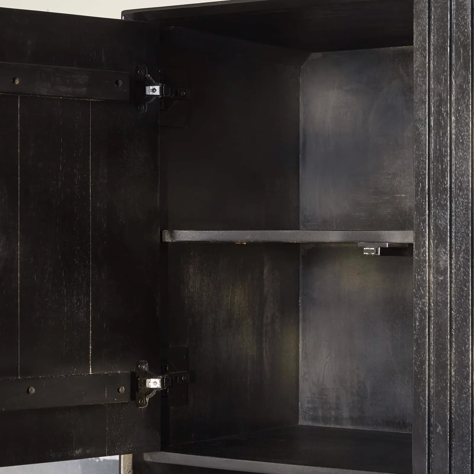 Detail der geöffneten Tür des Regalschranks Madison XL Black, mit Blick auf ein Regalbrett - Starfurn