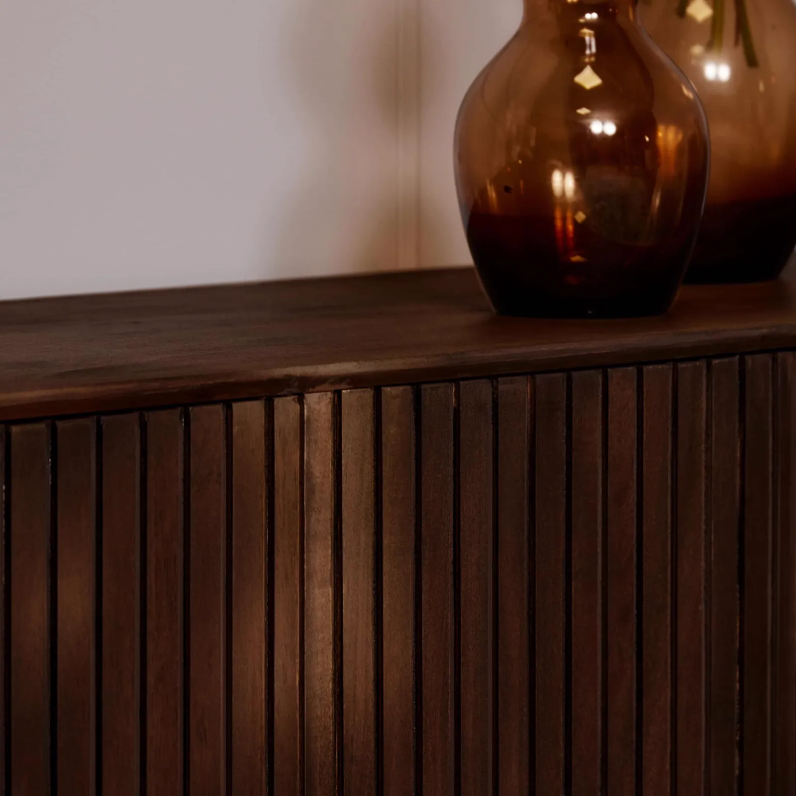 Detail der Vorderseite des Tv-Schrank Madison Brown, mit vertikalen Lamellen und einem Teil der Oberplatte - Starfurn