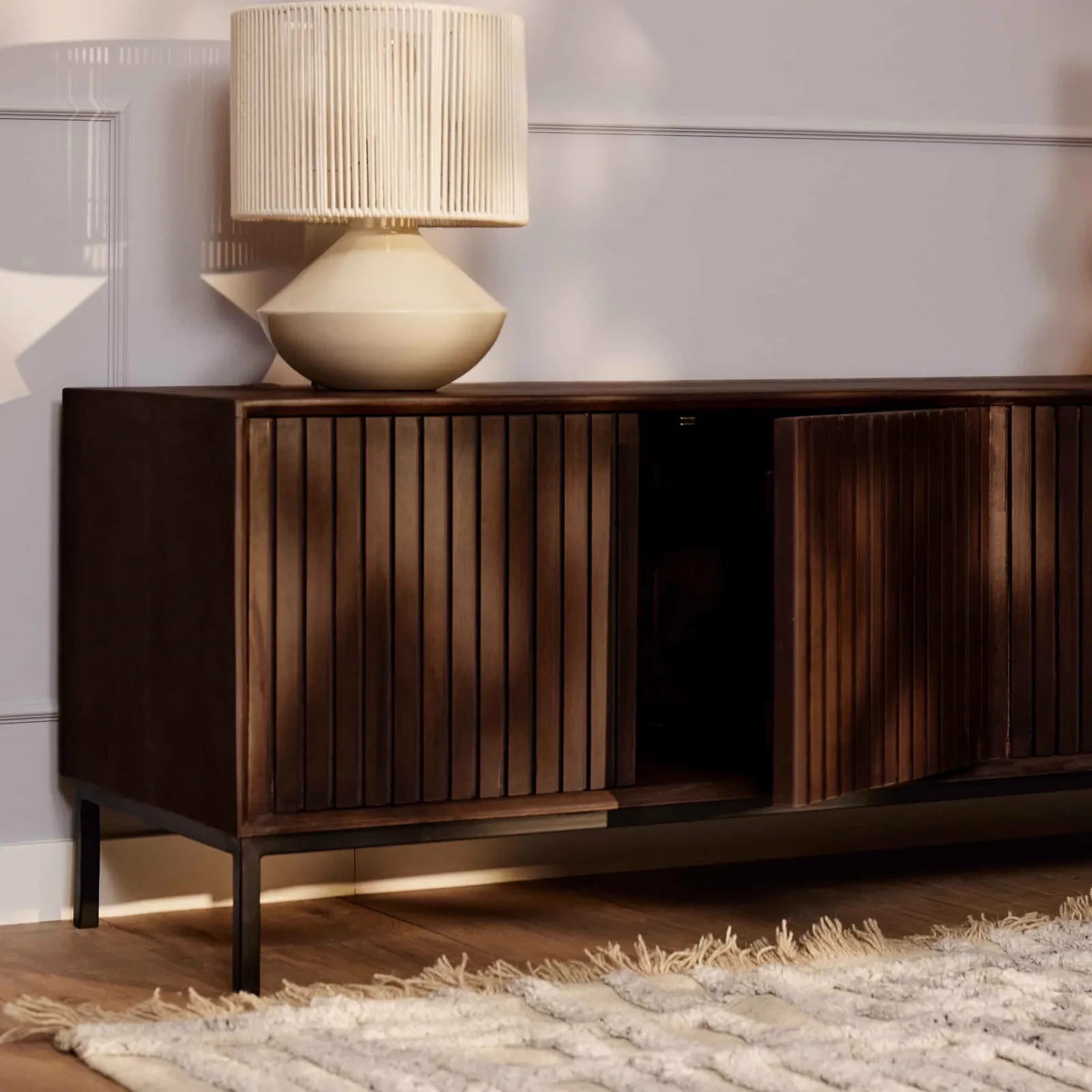 Tv-Möbel Madison Brown von Starfurn in einem Wohnzimmer-Ambiente mit einer Lampe darauf und einem Teppich davor