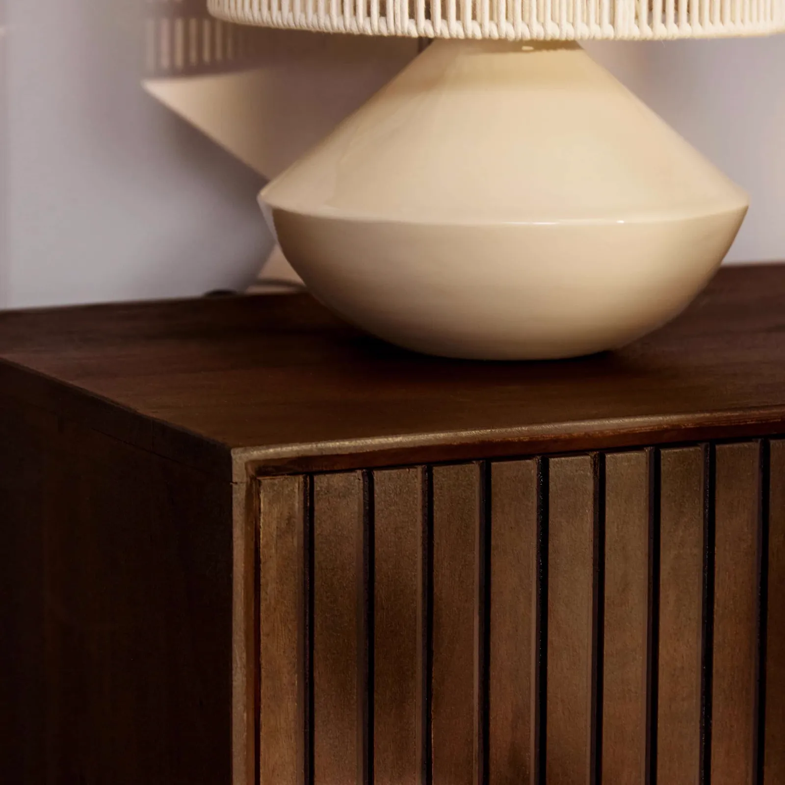 Nahaufnahme der Seite des Tv-Schrank Madison Brown, mit einer Lampe darauf - Starfurn