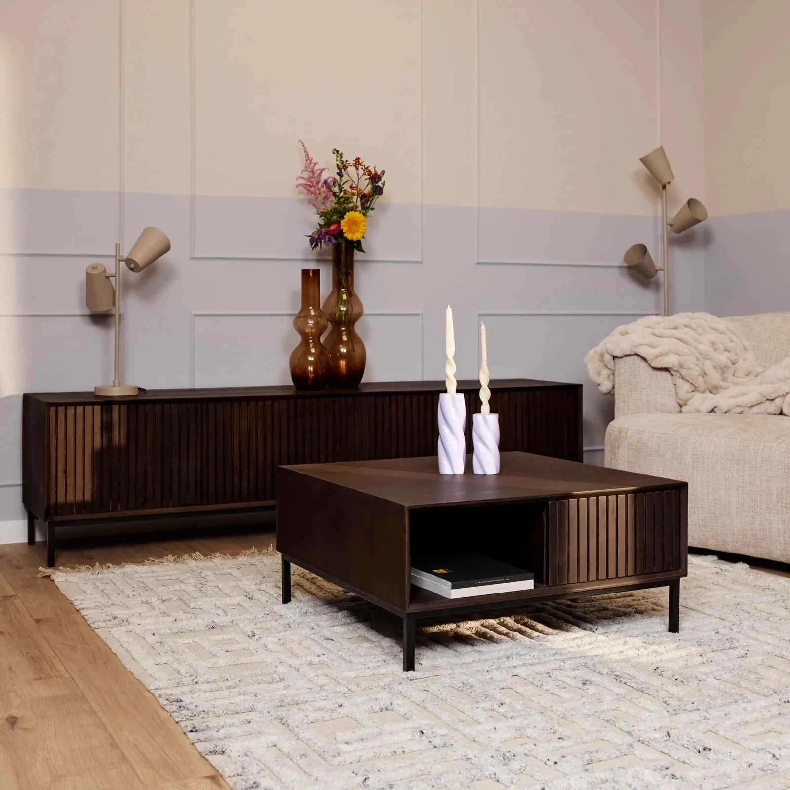 Couchtisch Madison Brown, 80 cm, quadratisch, in einem stimmungsvollen Wohnzimmer mit Sofa und Sideboard - Starfurn