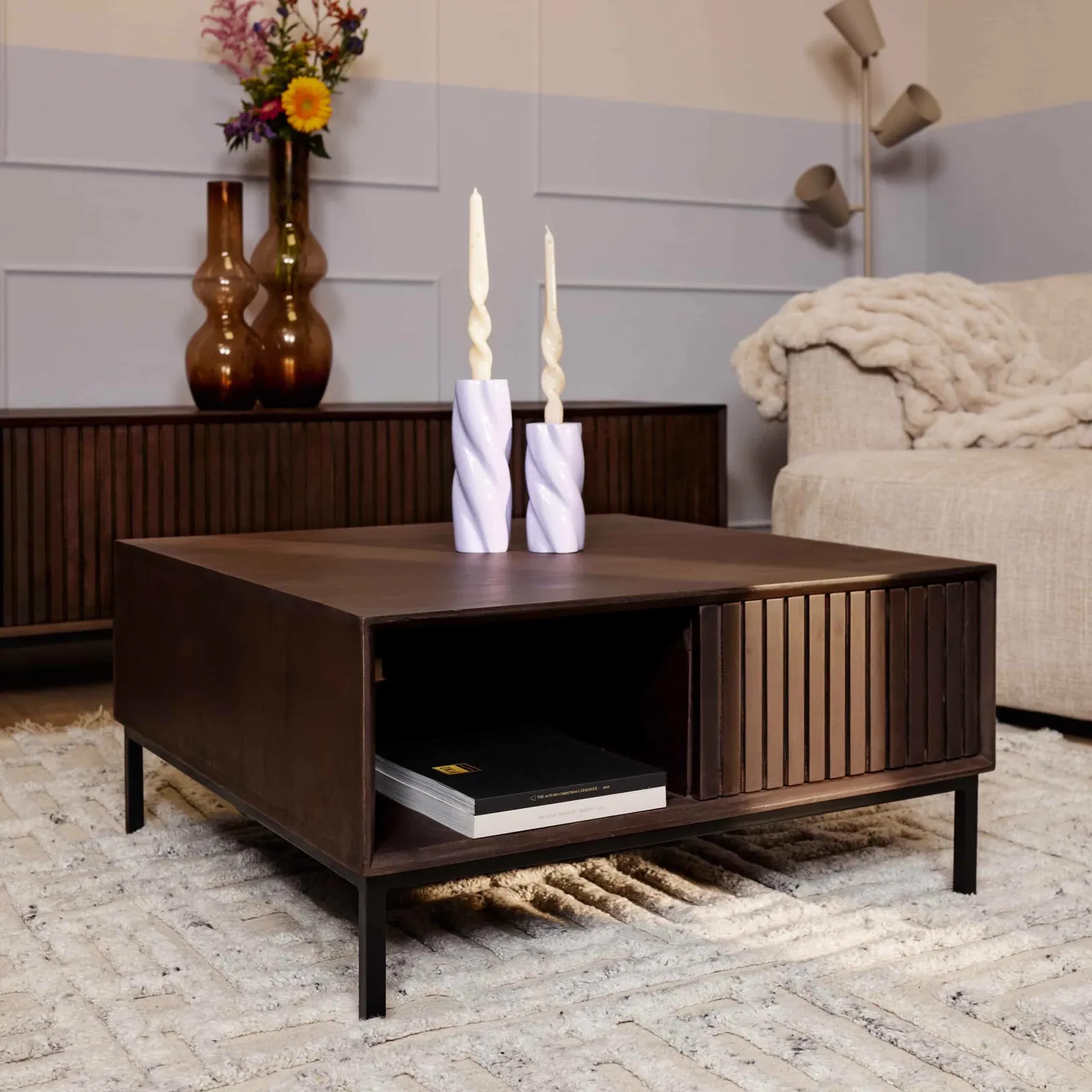 Couchtisch Madison Brown 80 cm Quadratisch in einem Wohnzimmer mit einem Sofa, Teppich und Dekoration - Starfurn