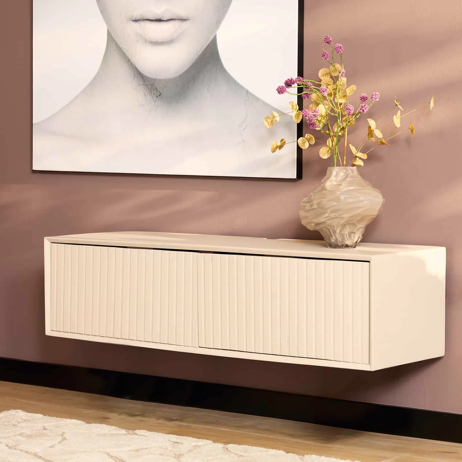 Zwevend tv meubel Madison Sand in een woonkamer setting met een vrouwelijk kunstwerk en bloemen - Starfurn