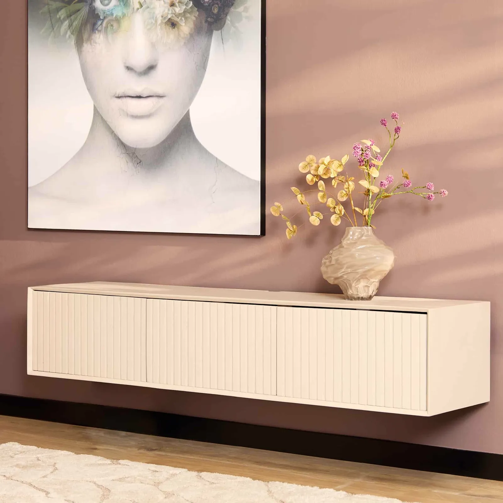 Hängendes TV-Möbel Madison Sand in einem Wohnzimmer mit rosa Wand und Dekoration - Starfurn