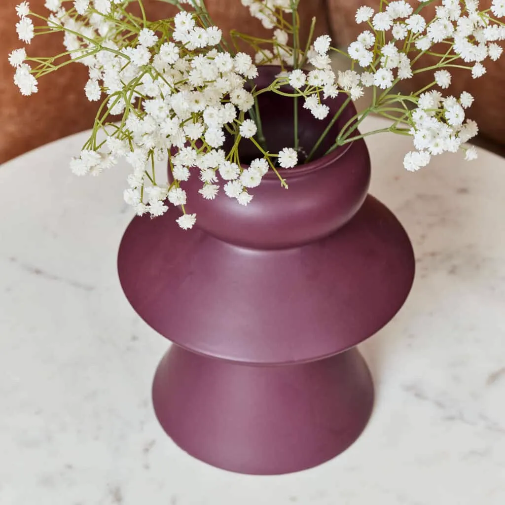 Detail van een paarse vaas met witte bloemen op de Salontafel Nova White marble - Starfurn