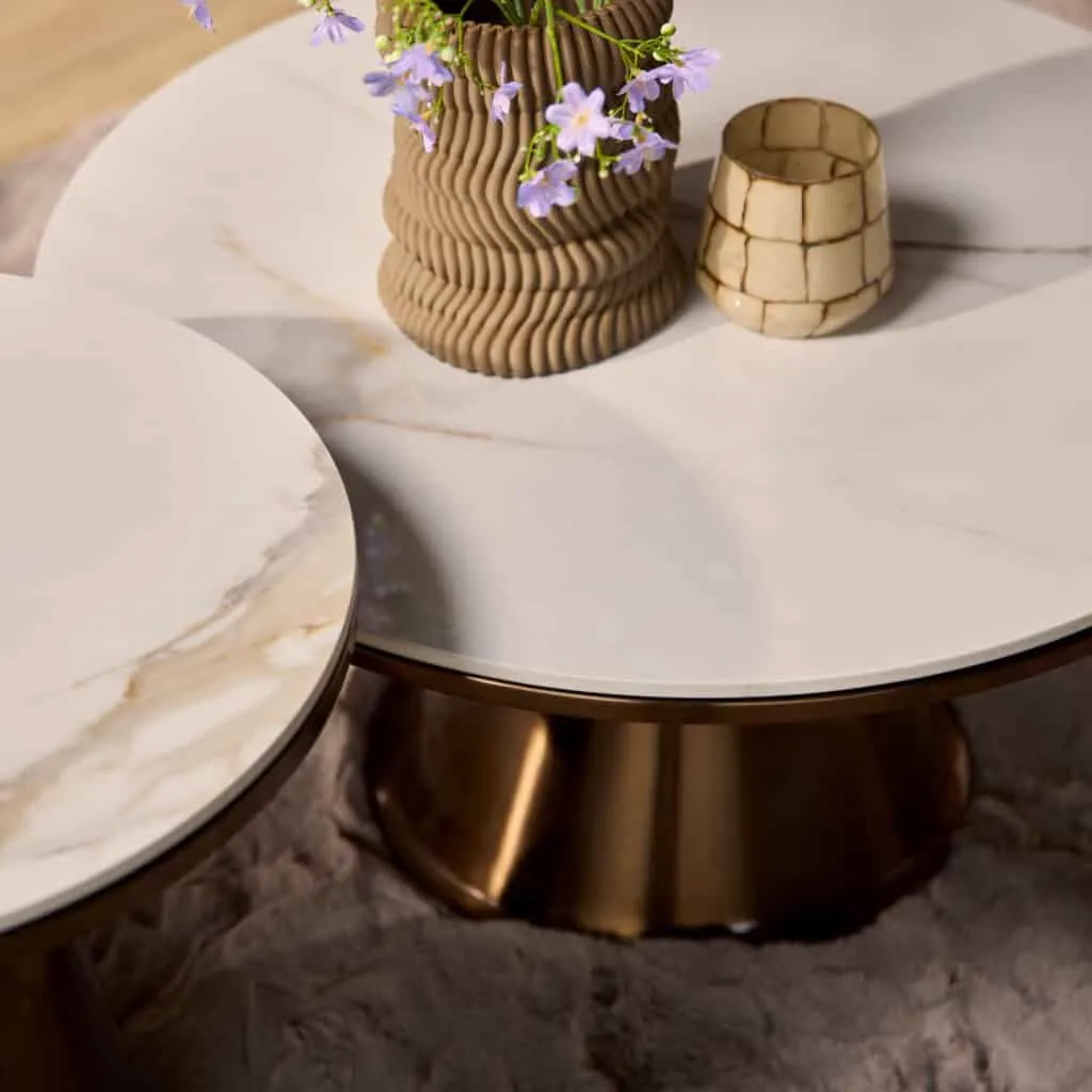 Couchtisch Alix Set von 2 mit weißer Marmorplatte, dekorativer Vase und Glasgefäß - Starfurn