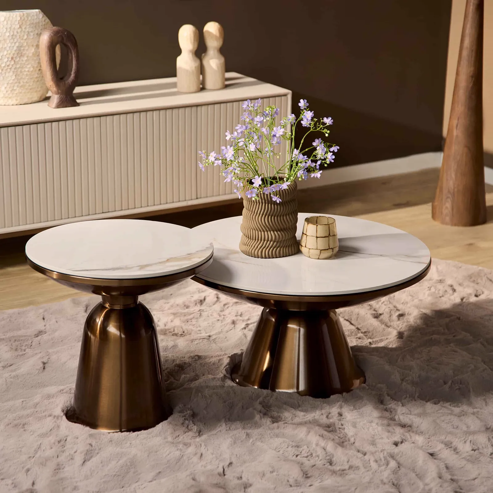 Couchtisch Alix 2er-Set in einem stimmungsvollen Wohnzimmer, mit lila Blumen und einer Vase auf dem Tisch - Starfurn