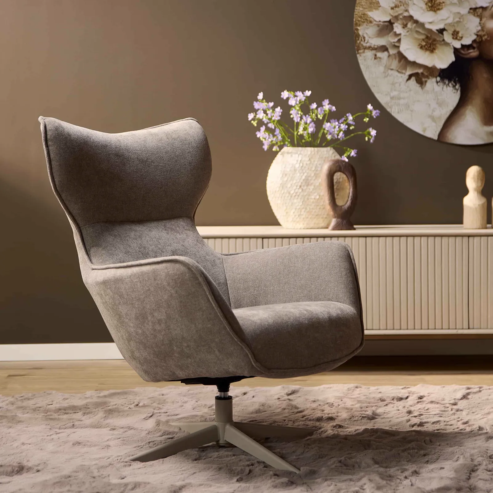 Sessel Julia in Taupe in einem stimmungsvollen Wohnzimmer mit einem weichen Teppich - Starfurn