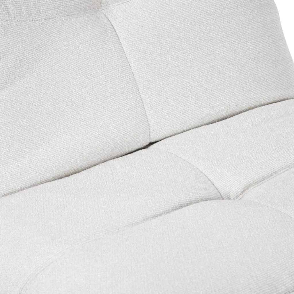 Nahaufnahme des off-white Relaxsessel Lazy, mit der Stofftextur und den Nähten deutlich sichtbar - Starfurn