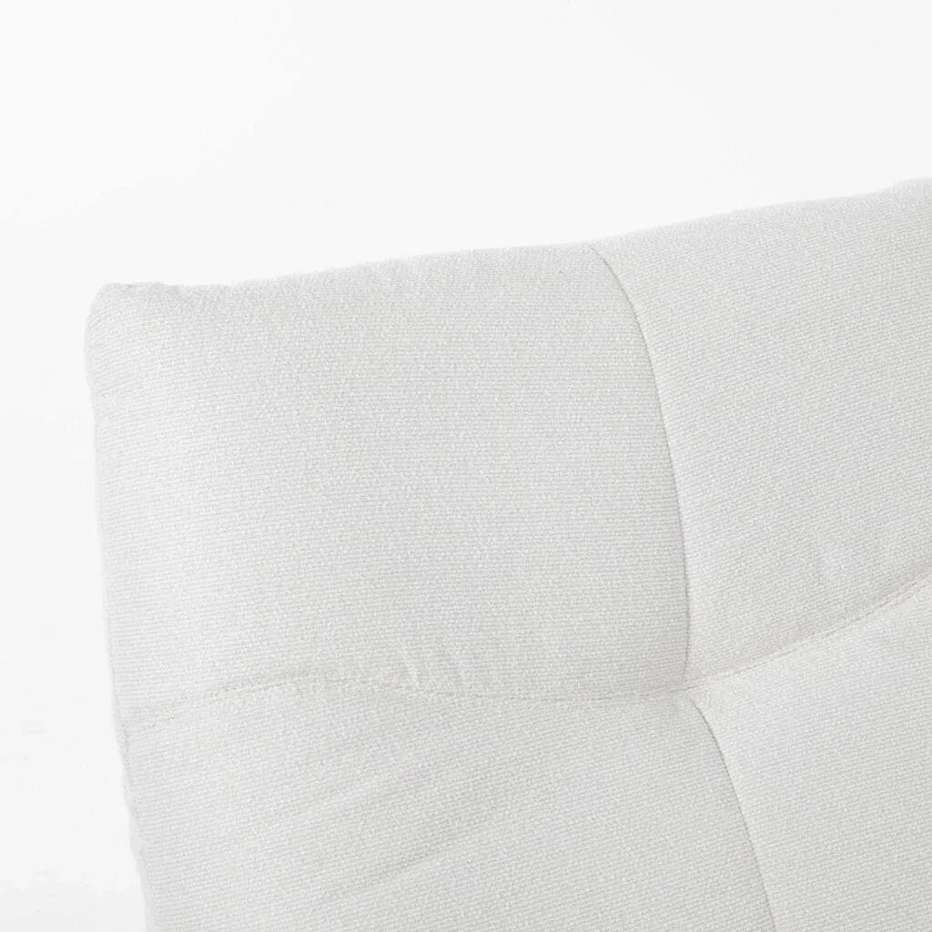 Nahaufnahme des off-white Stoffes und der Nähte des Relaxsessels Lazy, mit weicher Textur - Starfurn