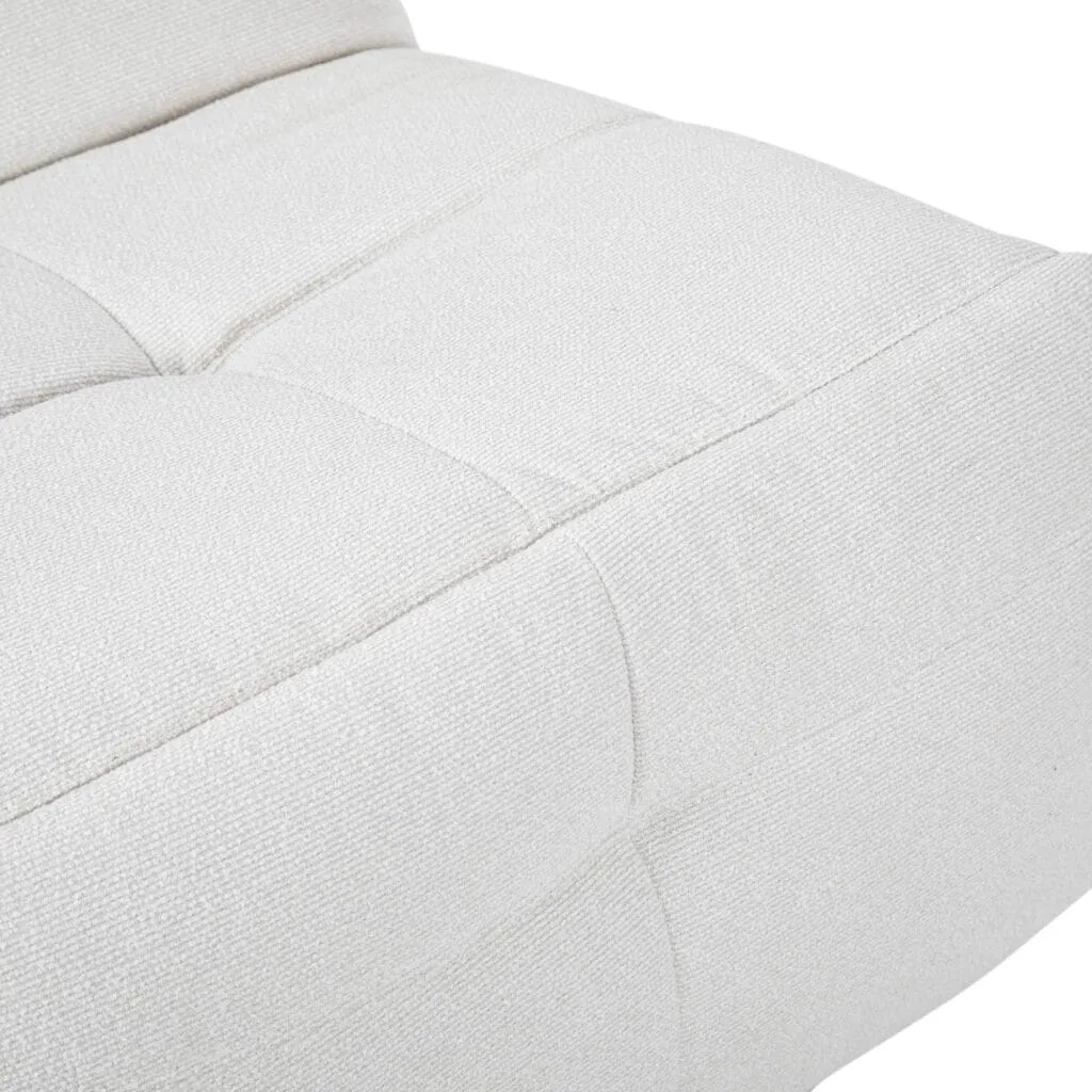 Nahaufnahme des Relaxsessels Lazy Off White, mit Fokus auf die Textur und Nähte des Stoffes - Starfurn