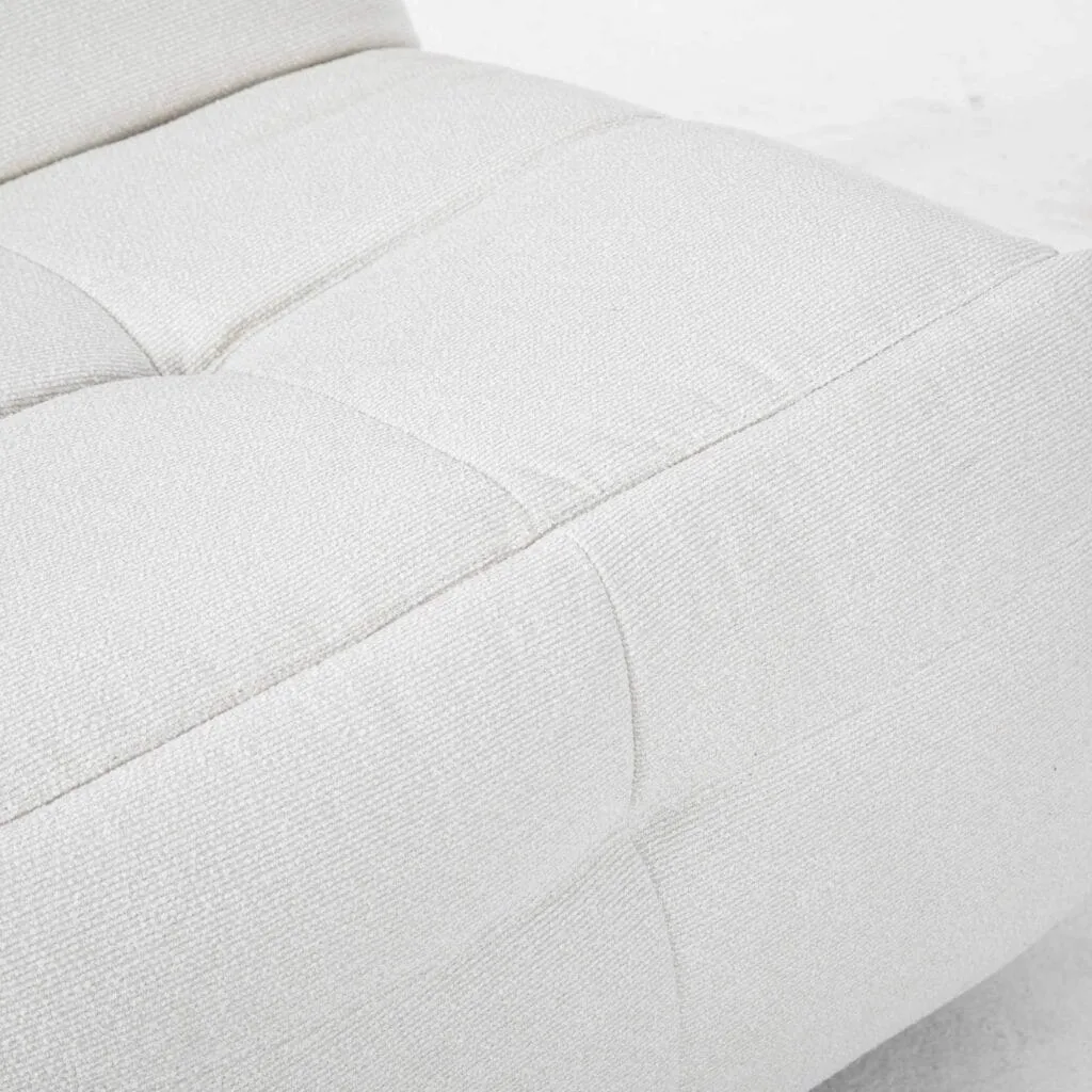 Detailaufnahme des Relaxsessels Lazy Off White, mit der Stofftextur und den gesteppten Nähten - Starfurn