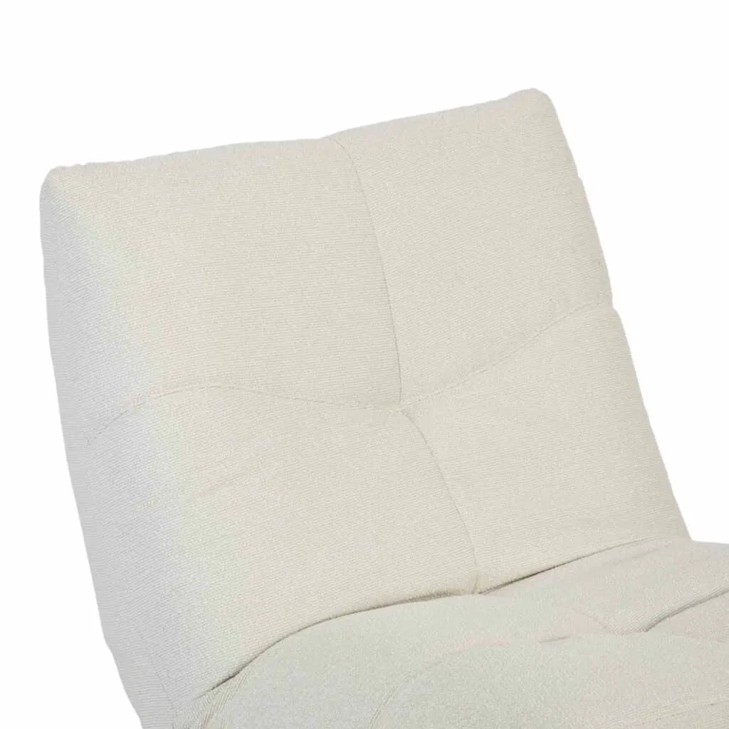 Detailaufnahme des Relaxsessels Lazy in Off White, mit der gepolsterten Rückenlehne und der weichen Stoffstruktur - Starfurn
