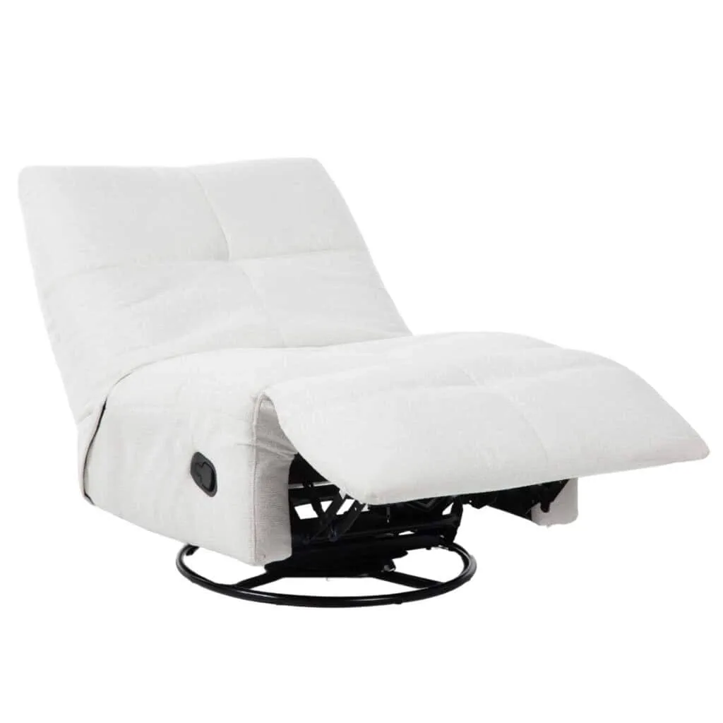 Relaxsessels Lazy in cremeweißem Stoff auf weißem Hintergrund, schräg von vorne fotografiert - Starfurn