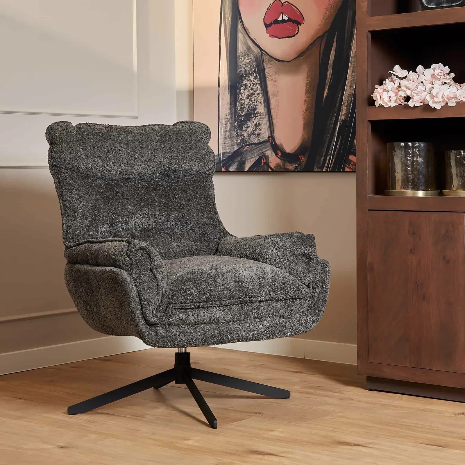 Sessel Vera in Dunkelgrau, stehend in einem modernen Wohnzimmer mit einem Kunstwerk und einem Holzschrank - Starfurn