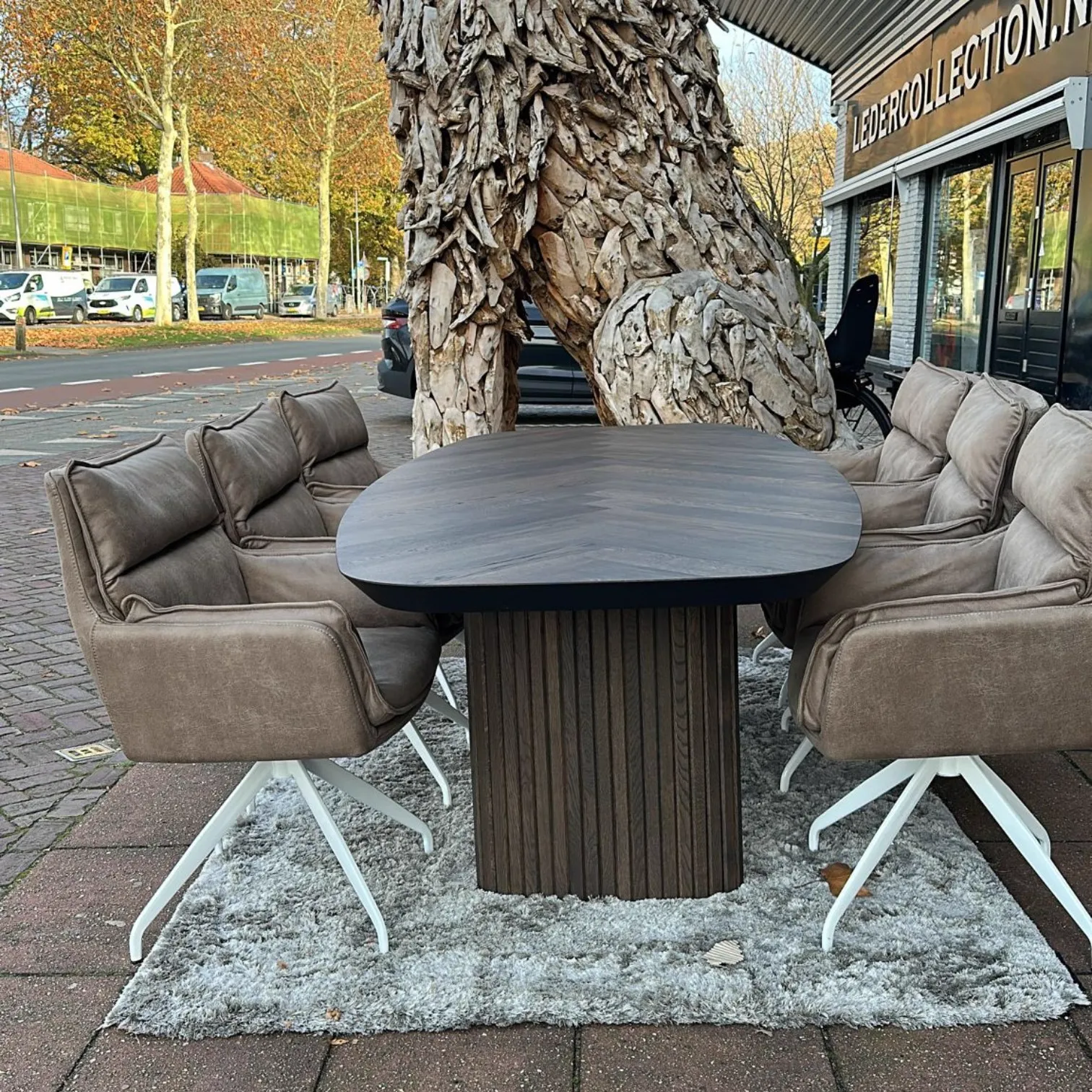 Esszimmerstuhl 490 mit weißen Beinen in einer Außeneinstellung mit einem dunklen Esstisch und einem Teppich - Koopmans Meubelen