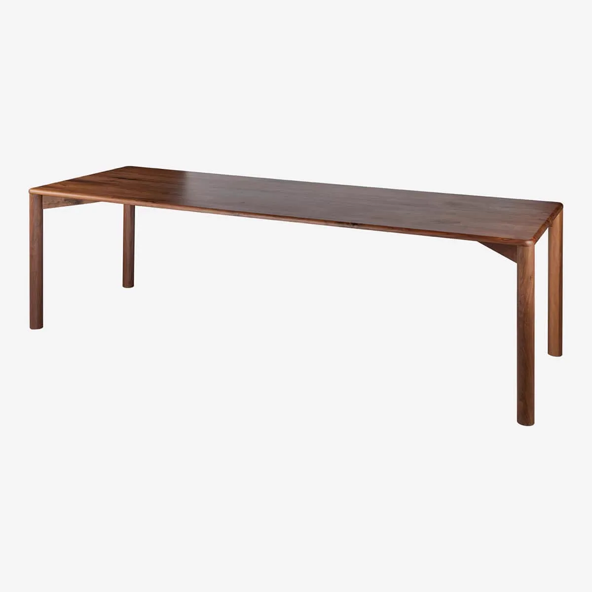 Langer, dunkelbrauner Esstisch Okky Walnuss auf weißem Hintergrund, schräg von vorne fotografiert - PMP Furniture