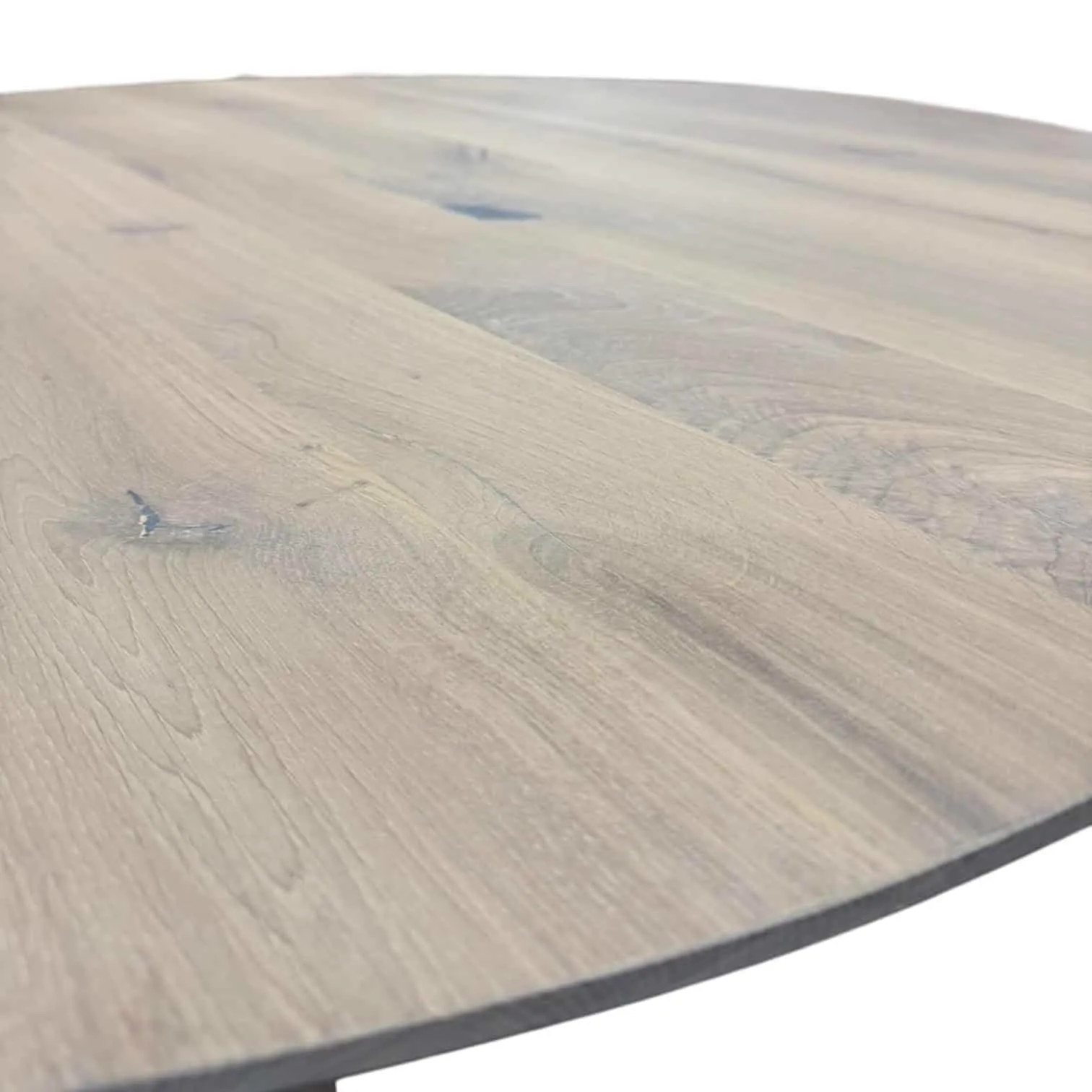 Close-up van het ronde tafelblad van eettafel Tobias, met de houtnerf en een donkere noest