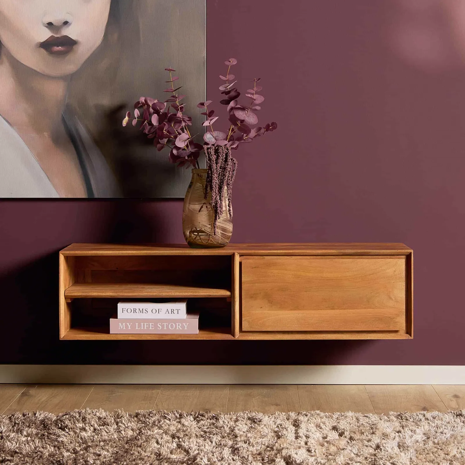 Schwebendes TV-Möbel Ambiance Naturel von Starfurn in einem Wohnzimmer mit violetter Wand, mit Vase und Gemälde