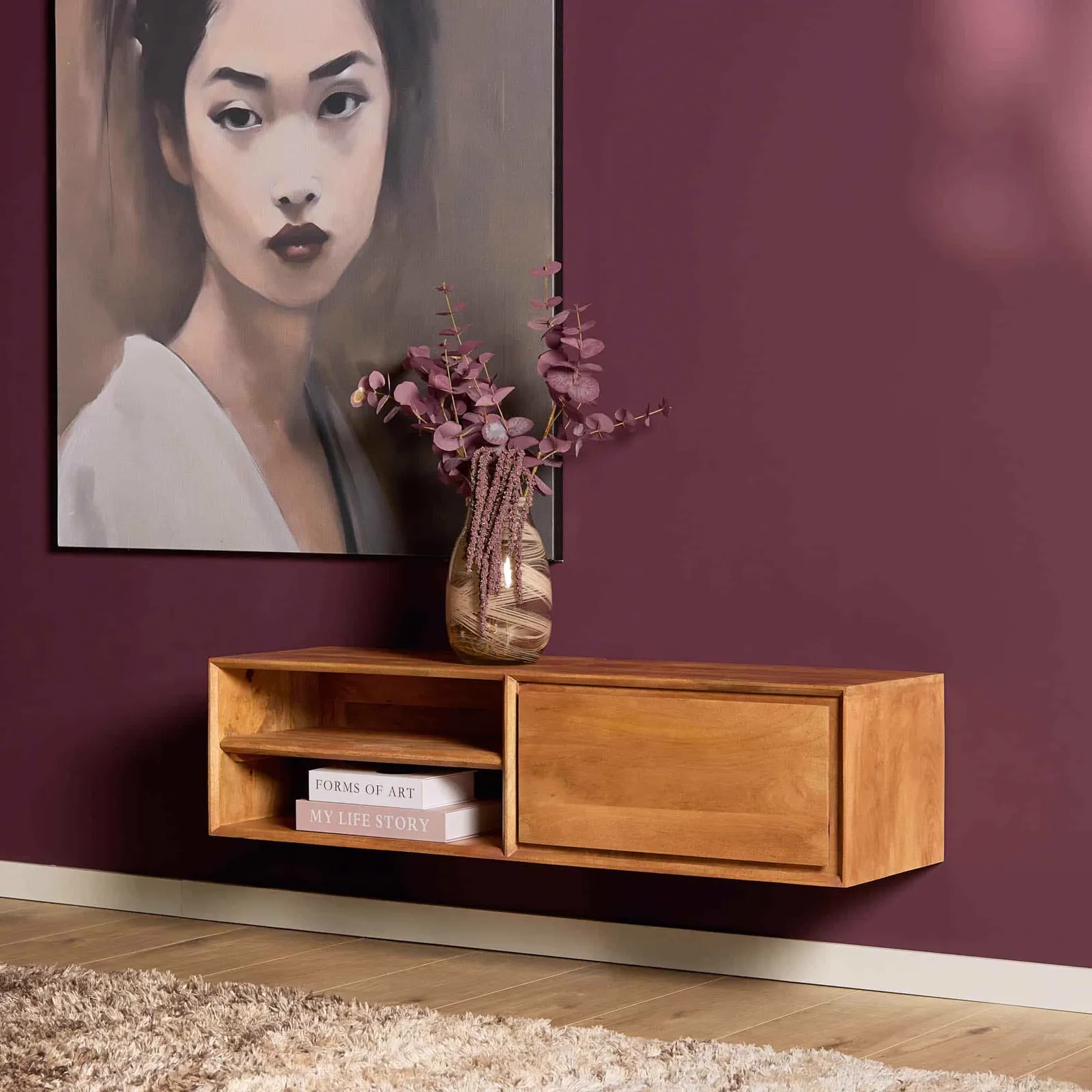 Schwebendes TV-Möbel Ambiance Naturel in einem modernen Interieur mit lila Wand und Gemälde - Starfurn