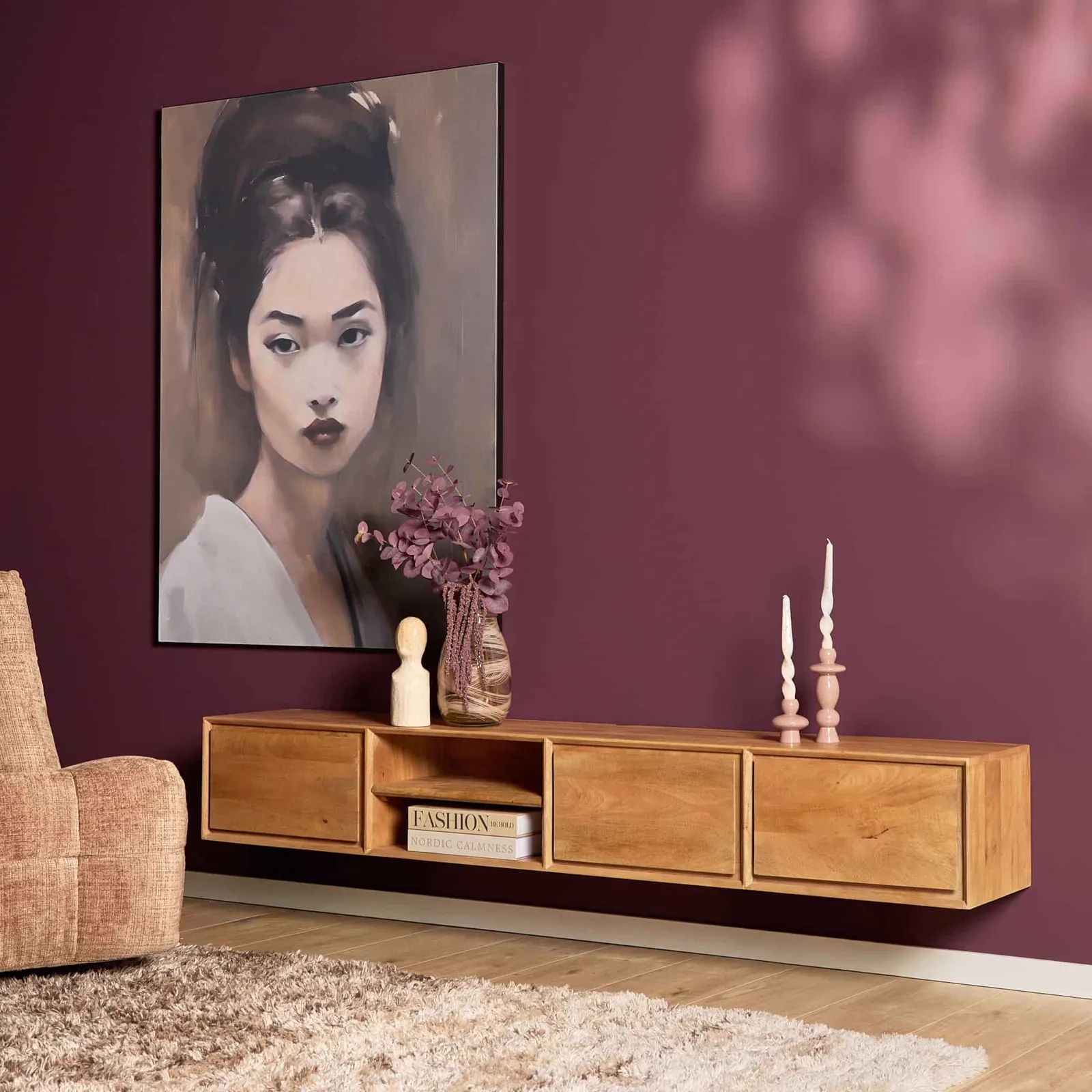 Schwebendes TV-Möbel Ambiance Naturel in einem Wohnzimmer mit violetter Wand, Teppich und Sessel - Starfurn