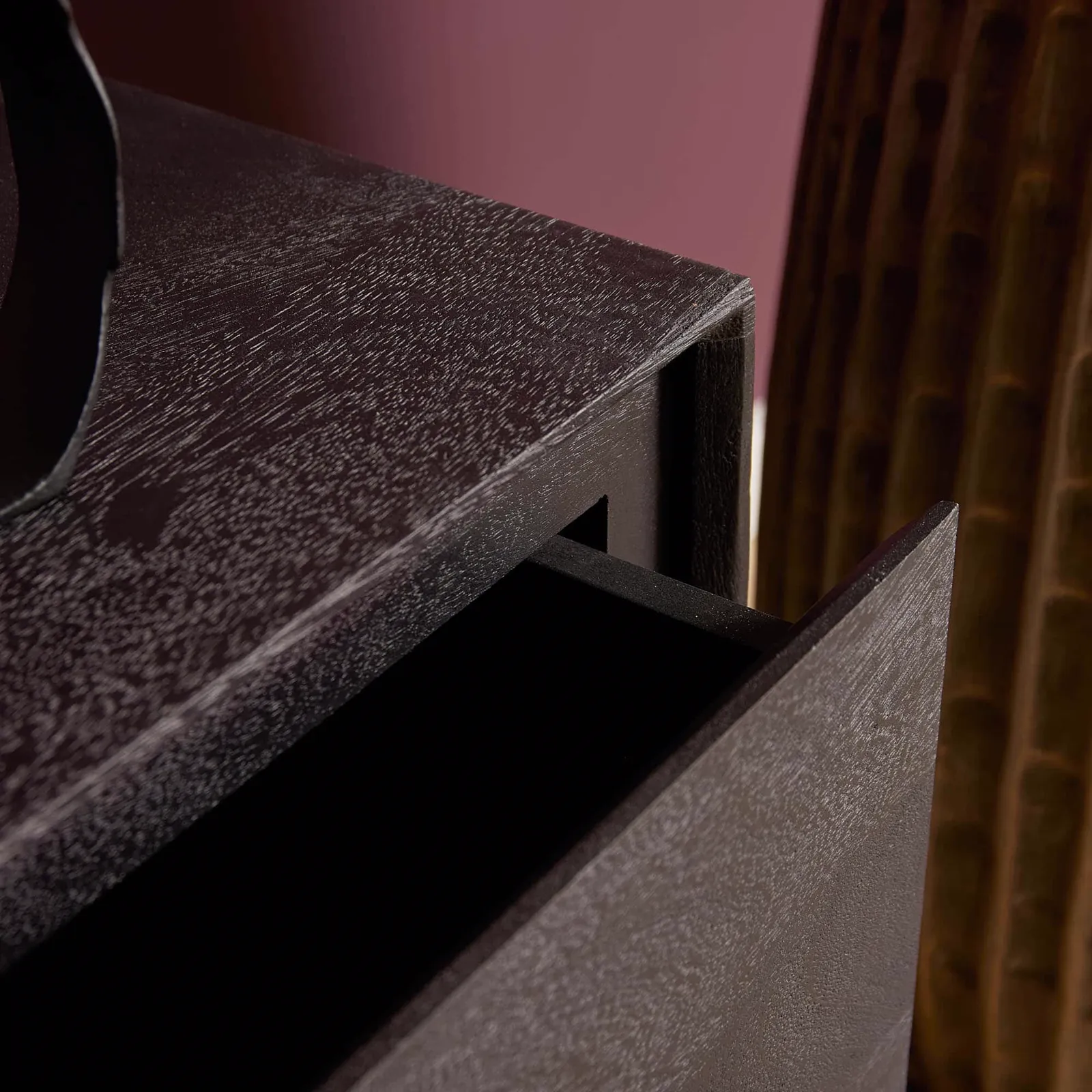 Detail des schwebenden TV-Möbels Ambiance Black, mit einer geöffneten Schublade, die das dunkle Innere zeigt - Starfurn