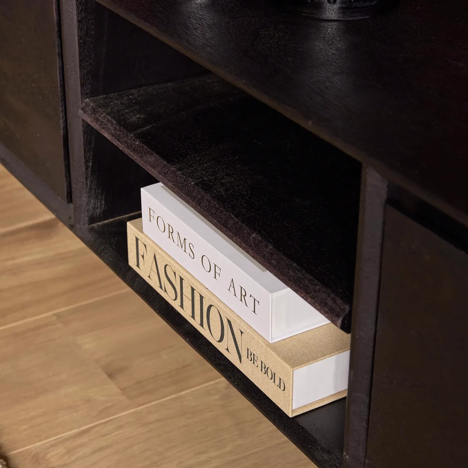 Detail des schwebenden TV-Möbels Ambiance Naturel, mit zwei Büchern in einem offenen Fach - Starfurn